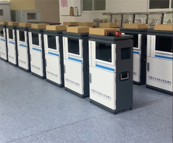 随着城市供水体系的不断完善与公众对饮用水安全关注度的提升，水质监测已不再局限于单一环节。如今，从水源地到供水管网，每一个阶段的水质变化都需要被实时掌握。而在这一体系中，五参数水质监测仪以其高稳定性与高精度监测能力，成为保障全流程水质安全的重要设备。 五参数水质监测仪主要监测 pH、溶解氧、电导率、浊度和温度五项核心指标，这些数据能全面反映水体的理化特征与水质变化趋势。在水源地，设备可持续监控溶解氧和浊度的变化，及时发现藻类滋生或泥沙污染等风险，为水源保护与调度决策提供依据。在自来水厂，五参数水质监测仪可用于监控工艺流程中各处理段的水质变化，确保加药、过滤、沉淀及消毒环节运行稳定，从源头上保证出厂水符合国家标准。 当水流进入城市管网后，水质仍可能受到管道老化、二次污染等因素影响。通过在关键节点部署五参数水质监测仪，可实现管网水质的实时监控。设备上传的数据可同步至监控平台，系统自动分析各参数波动情况，一旦发现 pH 异常、电导率升高或浊度突变，便会自动报警，帮助运维人员快速定位问题，防止污染扩散，保障居民端水质稳定。 此外，现代化的五参数水质监测仪不仅具备自动采样与自清洗功能，还能与智慧水务系统深度集成。通过云平台管理，运维人员可以远程查看设备运行状态、校准数据或历史趋势，实现对水源&mdash;厂区&mdash;管网的统一调度与智能化管理。这样的数据闭环模式，不仅提高了监测效率，也让水质安全实现了从被动防御到主动预防的转变。 可以说，五参数水质监测仪是构建&ldquo;从水源到水龙头&rdquo;安全防线的重要一环。它让水质监测实现了实时化、智能化与可视化，为城市供水系统提供了坚实的数据支撑。未来，随着传感技术和物联网的进一步发展，五参数水质监测仪将在水务监管、应急预警和智慧运维等领域发挥更大价值，助力构建更加安全、可靠的供水体系。