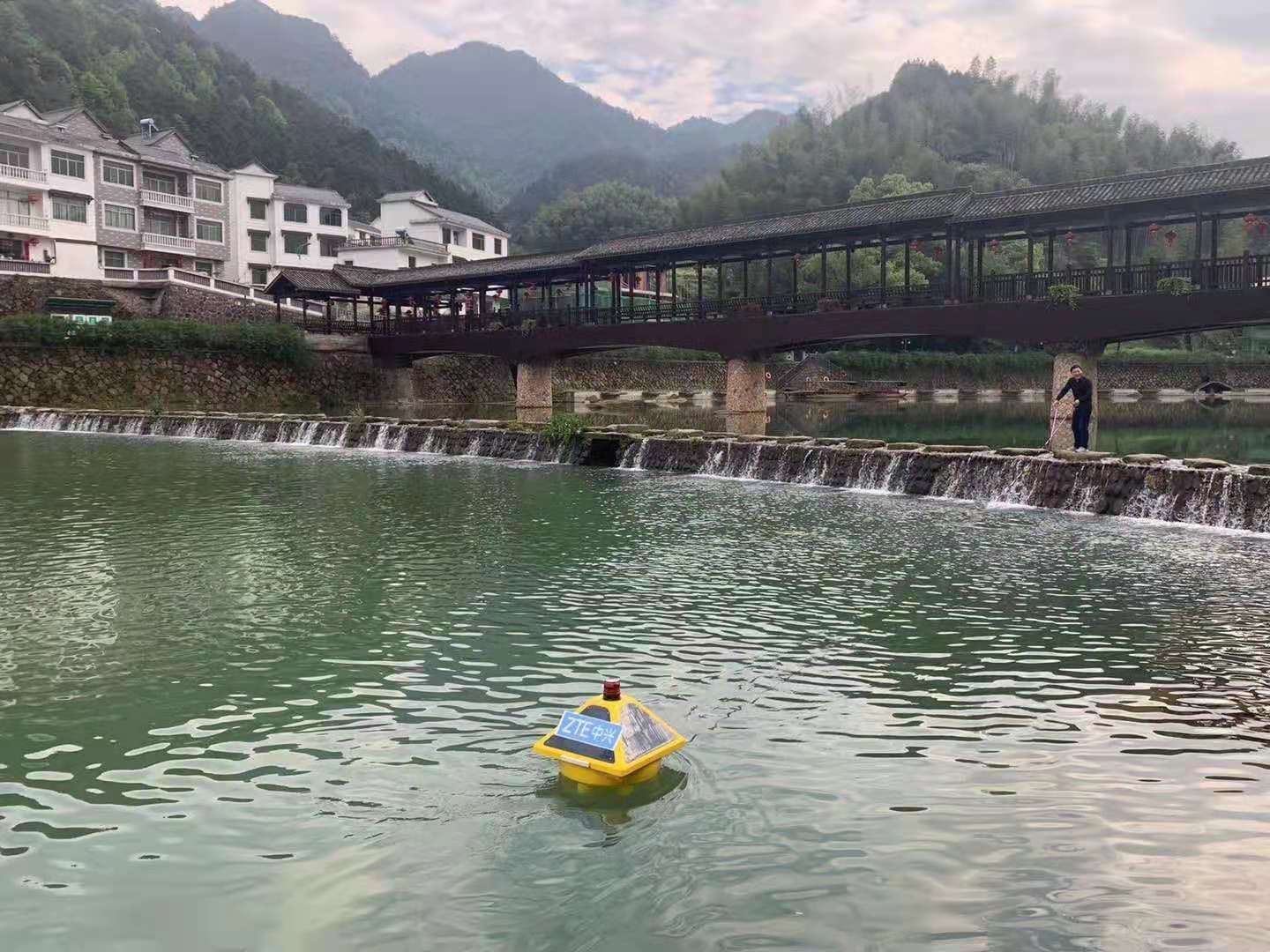 饮用水水源地水质在线监测系统的供电与通信方案：太阳能+4G在无电区的部署实践